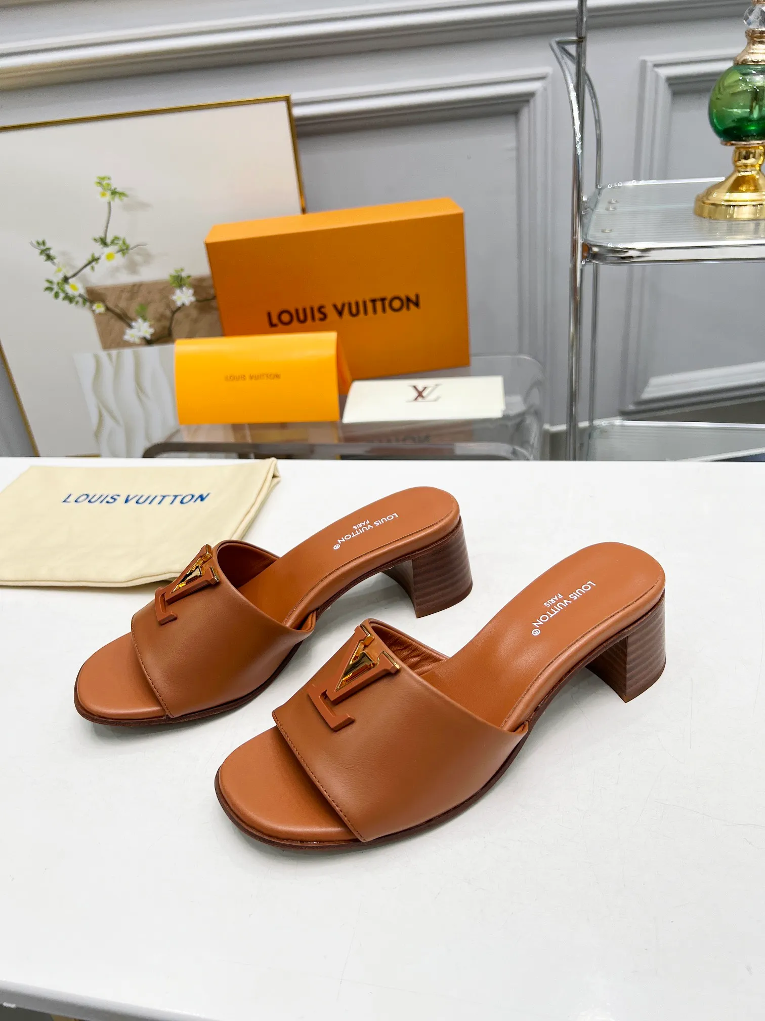 👟👟Ex-factory price 460👟👟Louis Vuitton/Louis Vuitton women's new sandals LV SUNSET COMFORT flat sandals are made of exquisite cowhide and sheepskin lining, the uppers show handicrafts, and are matched with genuine leather soles*@wearing experience. LV logo hardware buckle on upper, size 35-42